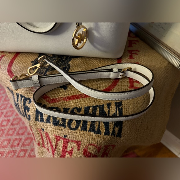 Michael Kors Savannah Saffiano Large Leather Satchel - Picture 4 of 7